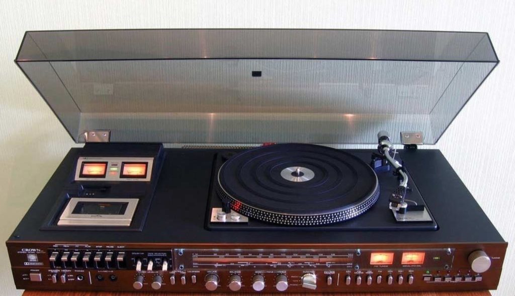 Turntable 83 - 41 Rooms - show 83 (Music Center Crown SHC-5500 Hi-Fi)