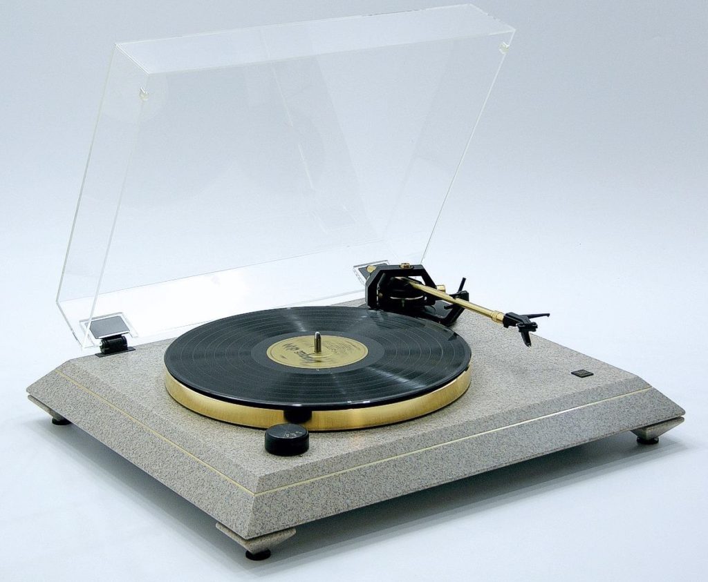 Dual Golden Stone - turntable 121 - 41 Rooms - show 121