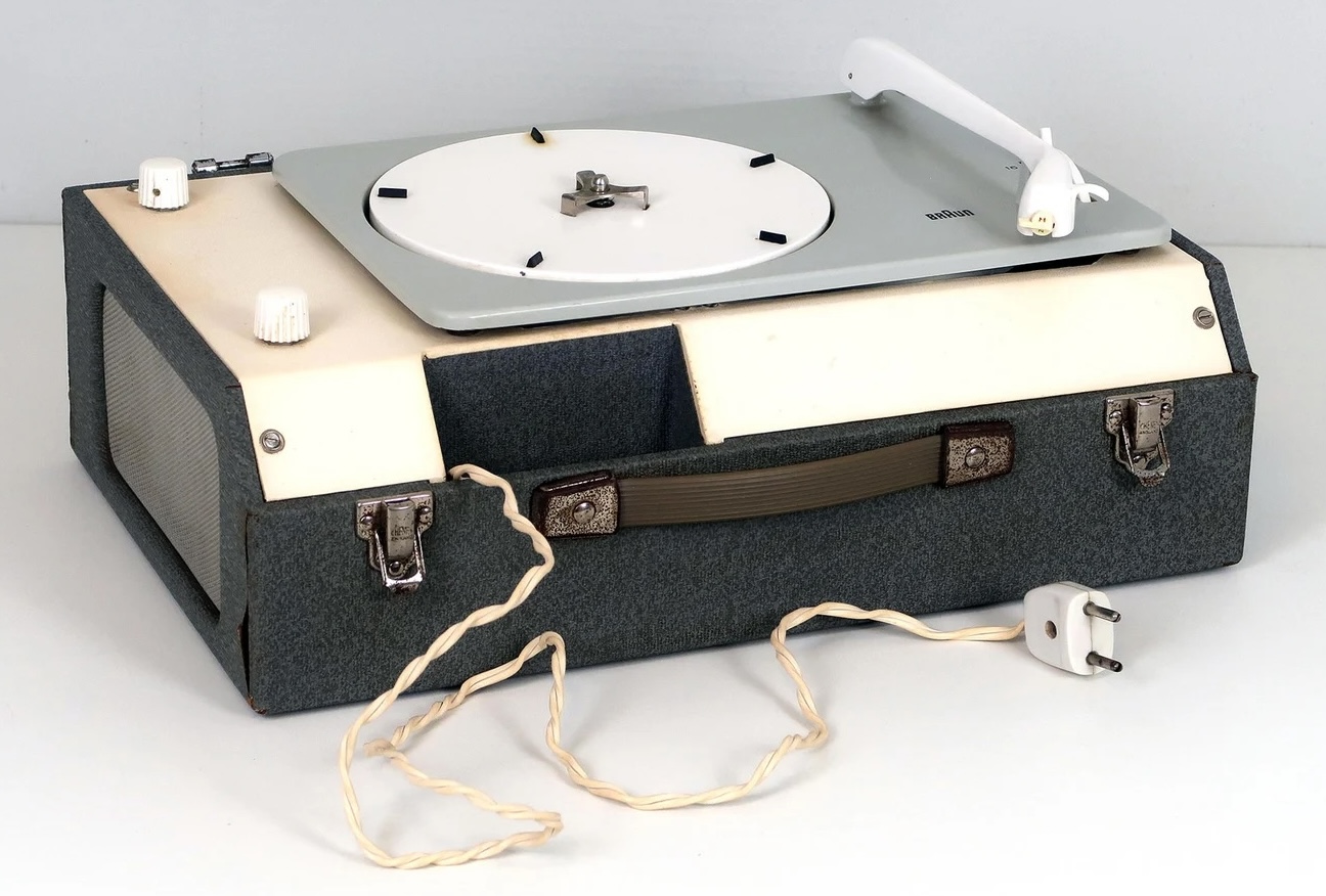 Turntable 132 (The Braun PC3 SV) - 41 Rooms - show 132