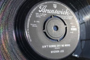Brenda Lee - Ain't Gonna Cry No More - 41 Rooms -show 57