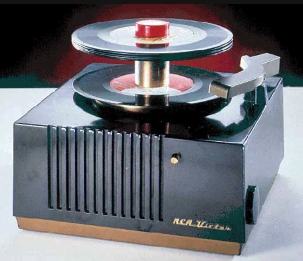 Turntable 142 (RCA Victor, 1950's) - 41 Rooms - show 142