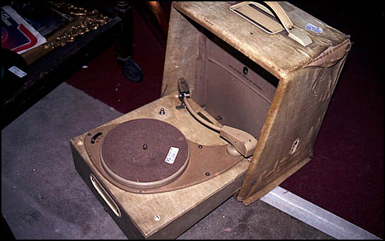 Turntable 153 (HMV 1507 portable radiogram) - 41 Rooms - show 153
